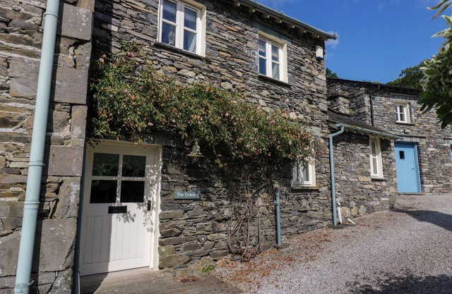 THE GRANARY, pet friendly, with a garden in Hawkshead