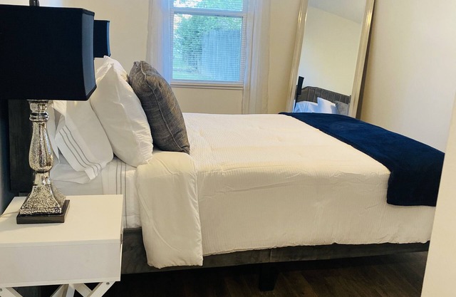 The Grayson! Cozy 3bedroom 1bath home, 12 min from downtown Louisville!