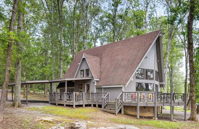 The Great Cabin w/Scenic WaterView, sleeps 8-12 near Nashville, Events Welcome!