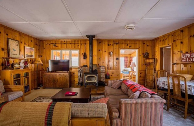 The Green Cabin - A Forest Escape 5 Min to Lake & 20 Min to River