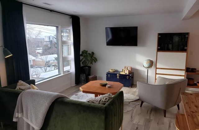 "The Green Space" 2BR Pvt Balcony & Chefs Kitchen