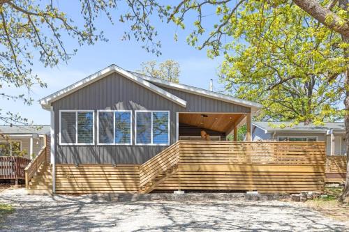 The Harbor -Lake Front Home- Boat slips available