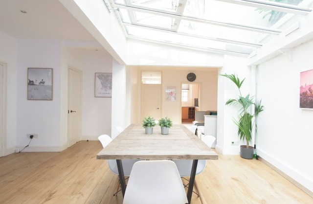 The Harrods Mews - Modern 4BDR house with rooftop terrace