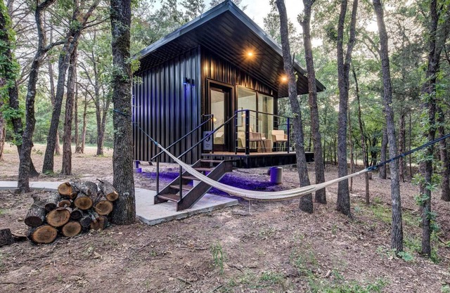 The Hawk’s Nest |Peaceful Tiny Cabin w/Pickleball
