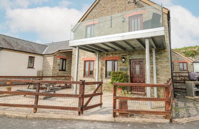 THE HAY SUITE, pet friendly, with pool in Aberystwyth