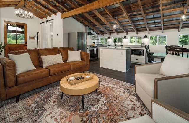The Hayloft: a unique getaway in our1900s barn, 20+ mins to Downtown Greenville