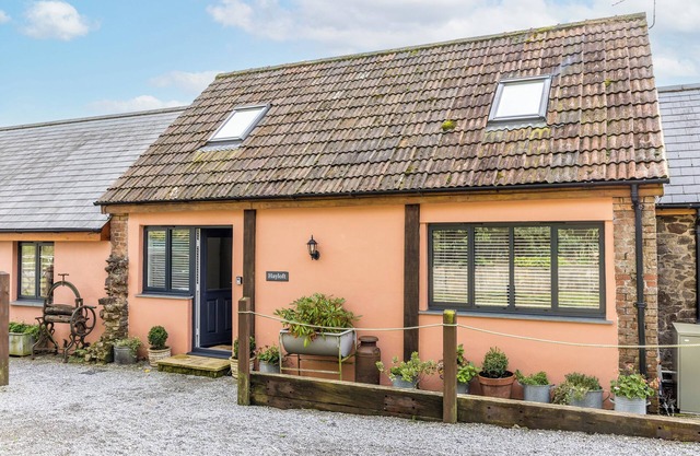 THE HAYLOFT, pet friendly, with hot tub in Bampton, Devon