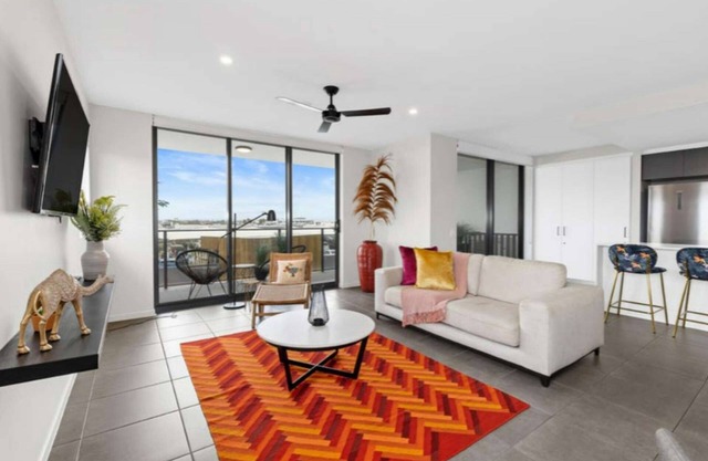 The 'Hedge' Apartment- Heart of Buddina