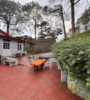 The Heritage manor l on mall road Kasauli l Private Lawn l 2 Min walk to heritage market