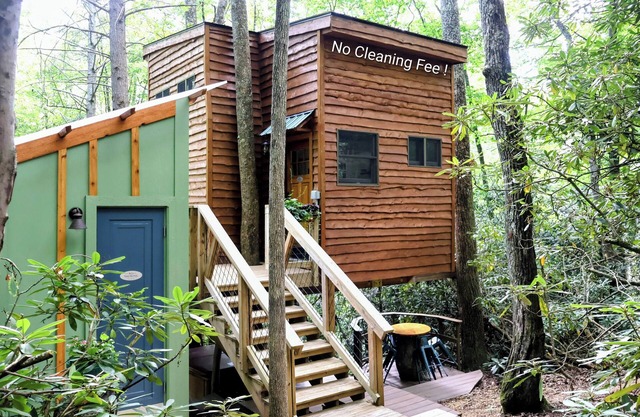 The Hidden Hemlock Treehouse: Sleep cozy among the trees with a waterfall view