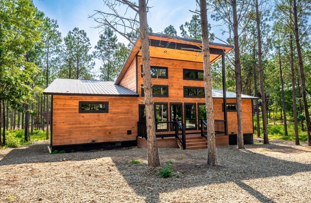The Hidden Jewel of Broken Bow - Modern Luxury Cabin w/Hot Tub and Fireplace