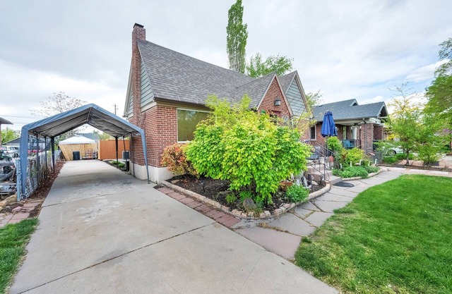 ~The Hideaway~ Cozy Private Basement Unit~ Close to downtown & Ski Resorts~