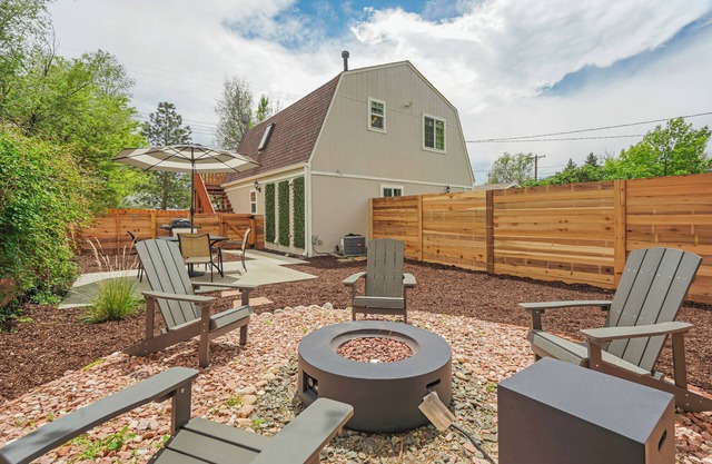 The Hive Downtown: ☀️Hot Tub +🍷Patio + 🔥Fire pit