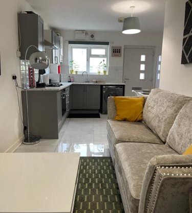 The Holloway Haven - 1 Bedroom Apartment - Private Access & Parking - Prime Location Near Oxford City Centre