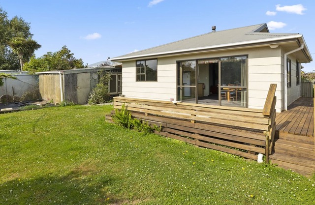 THE HOME AT SEA – WAIKOUAITI HOLIDAY HOME, pet friendly in Karitane