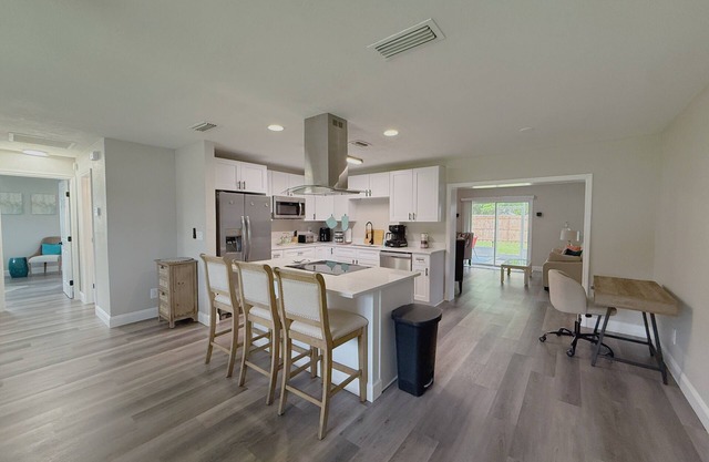 The Honu Hideaway - 3-Bedroom modern home, sleeps 8, in sunny South Daytona