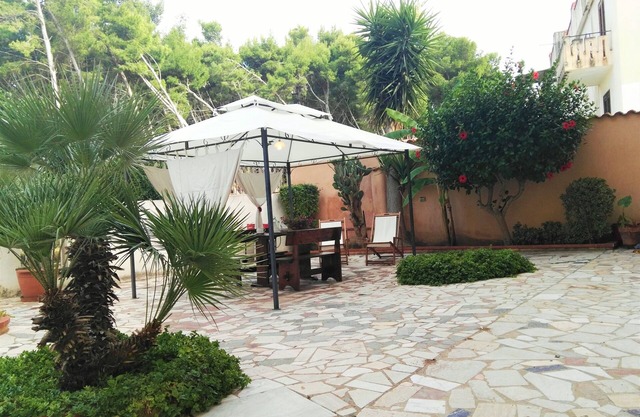 The house is 900 m. away from the beach, 200 m. from the center, 100 m. Supermarket