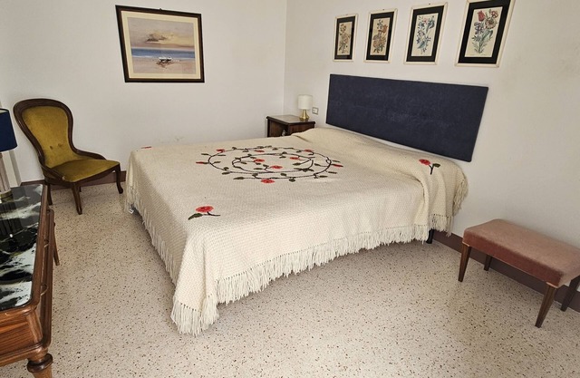 THE HOUSES 2 room with private bathroom use of kitchen and terrace