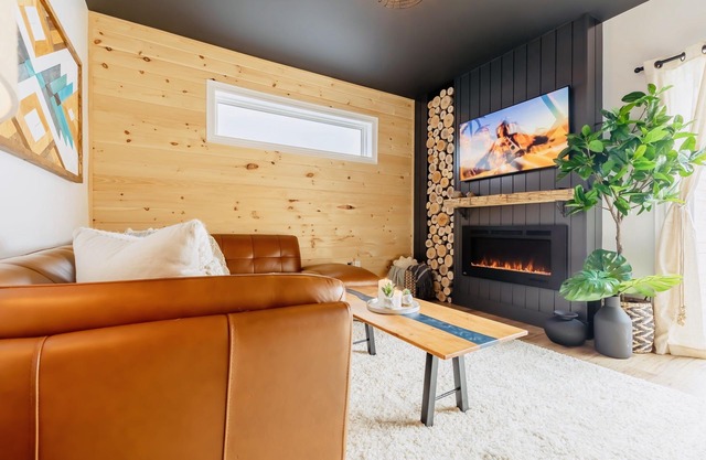 The Hudson Loft | Hot Tub, Fire Pit + Spa | Muskoka