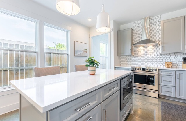 The Ingrid - Striking Modern Home Near Great Restaurants