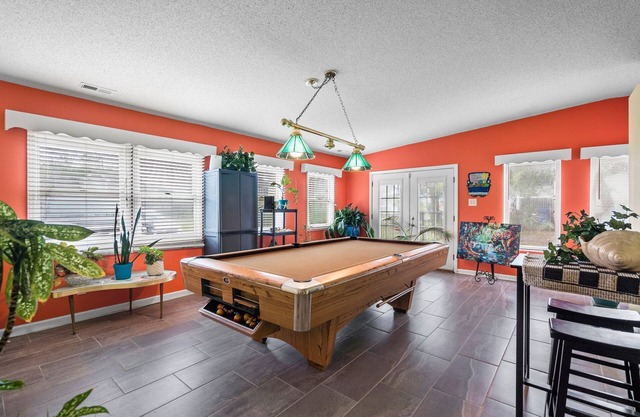 The Island House is close to the beach with pool table and hot tub.