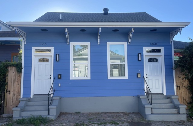 The JAZZ HOUSE is only steps away from the French Quarter!