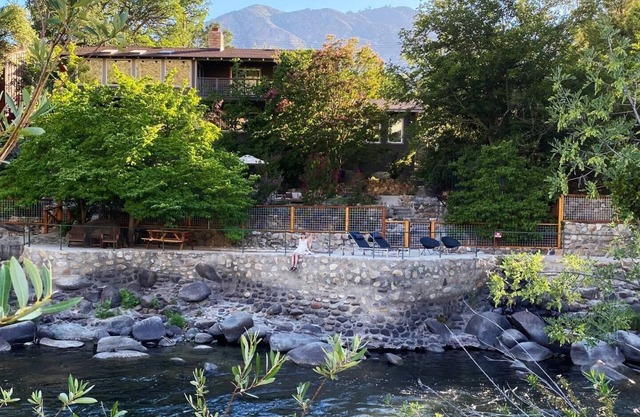 The Kern River House: River's Edge Cottage Private Waterfront Fireplace Dog OK