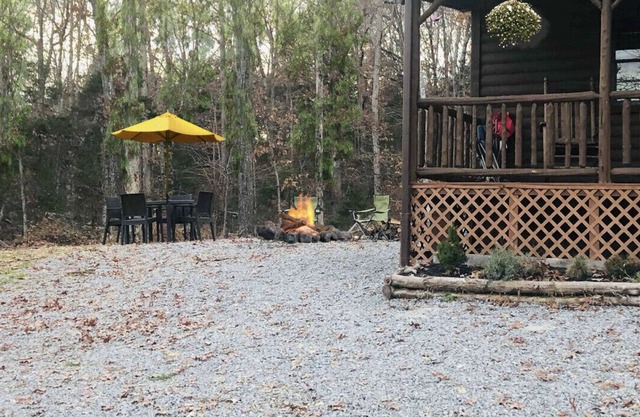 The Knotted Nook~ A Tiny Cabin Private, Dog Friendly, Smart TV, WiFi, Fire Pit