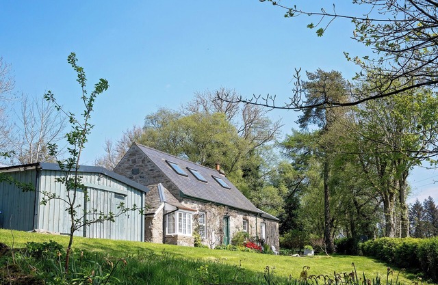 The Knowe - newly renovated, 2 bedroom, rural cottage sleeping up to 6
