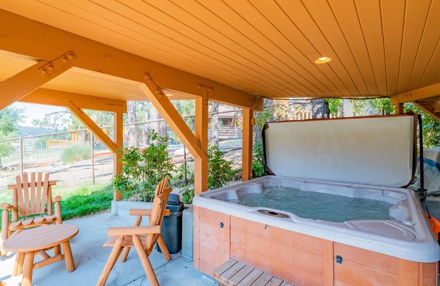 The Lake House - 3BR/ 2.5BA/ WiFi/Lakefront/Pool Table/Hot tub/Fenced Yard