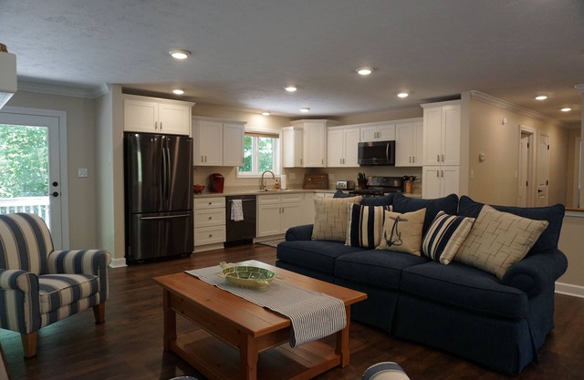 THE LAKE HOUSE at Grand Rivers: Executive 5 bed/3 bath Home with 3500 sq. ft.