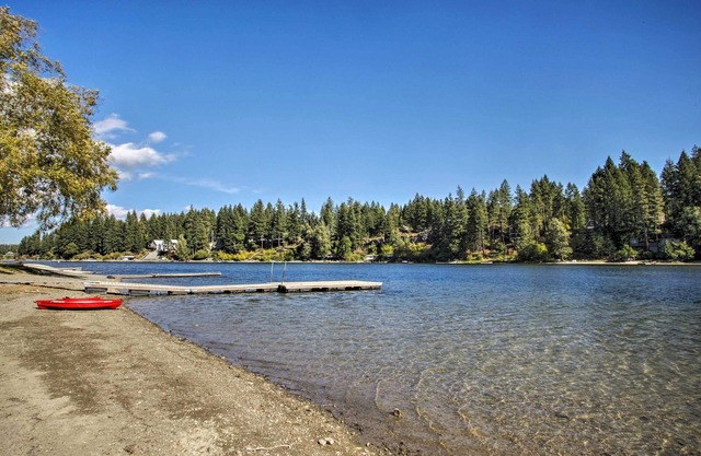 The Lake House in Rathdrum w/Beach & Fire Pit