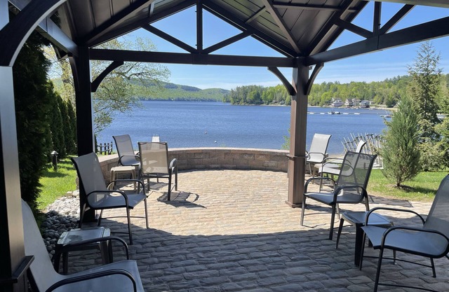 “The Lake house” Private BEACH; SLEEPS 16!
