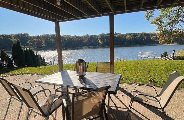 The Lakefront ReTreat w/Hot Tub, kayaks, & beach