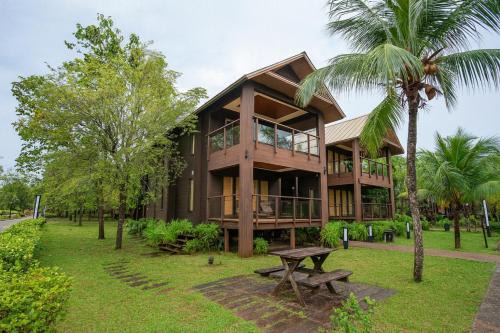 The Langit Duyong Marina Resort
