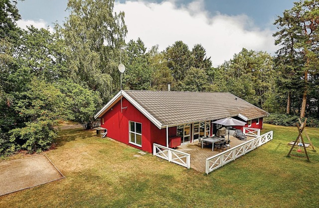 The large cottage with indoor pool, whirlpool for 6 and sauna welcomes you on a level plot, which is