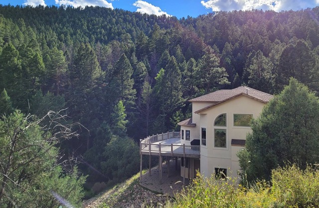 The Last Resort Retreat: 14-acre, 3000 sq. ft. Mountain Home