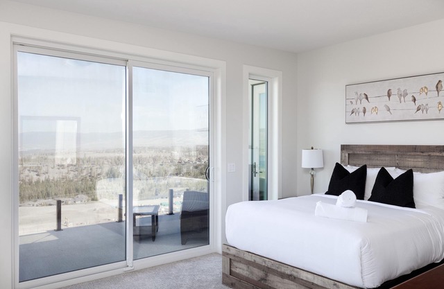 THE LEDGE + 5 ENSUITES + POOL/HOT TUB + GYM + THEATRE