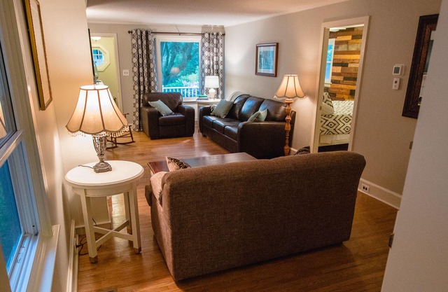 The Lily Pad - quaint home in Old Town NOTL, steps from the lake!