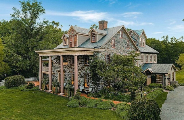 The Lincoln Lounge at Moonstone Manor
