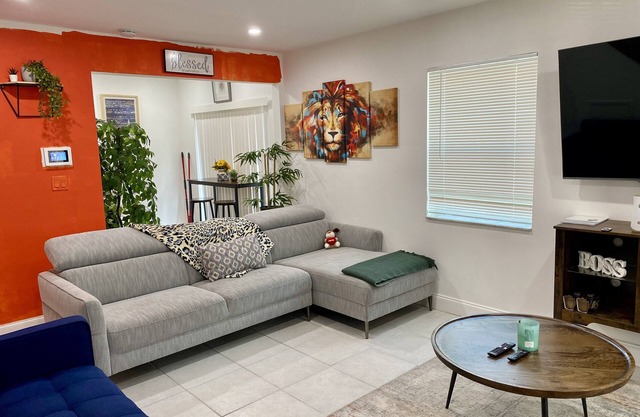 "The Lions Den" Charming 2-bedroom townhome with AC and WiFi in peaceful Margate