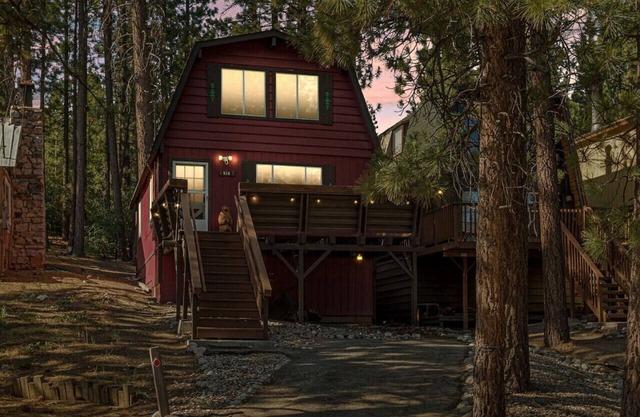 The Lions Den + Hot Tub + BBQ + Games