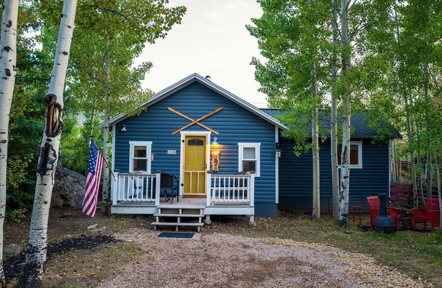 The Little Blue Moose Hideaway - Pet Friendly Secluded Cabin -10 min to RMNP