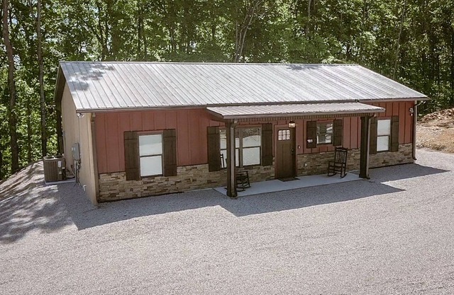 The Little Red Barn near Dale Hollow Lake