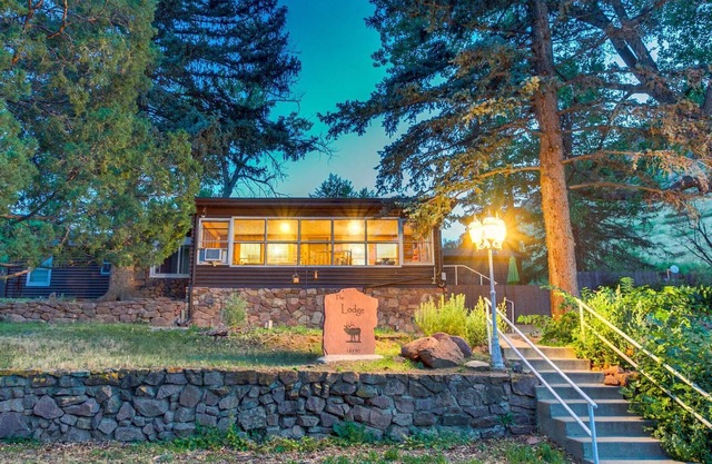 The Lodge-HOT TUB*Fireplace*Group Winter Getaway*