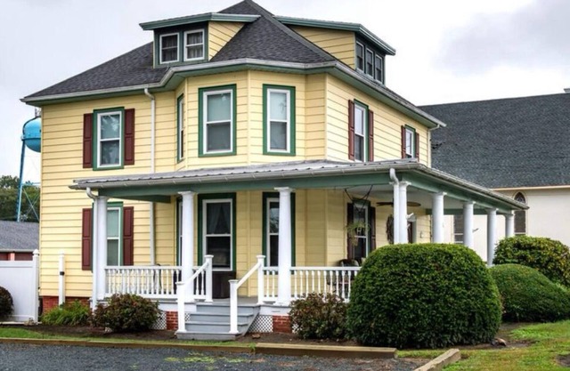 The Lodge on Main. A Victorian home. Walk/bike to everything!