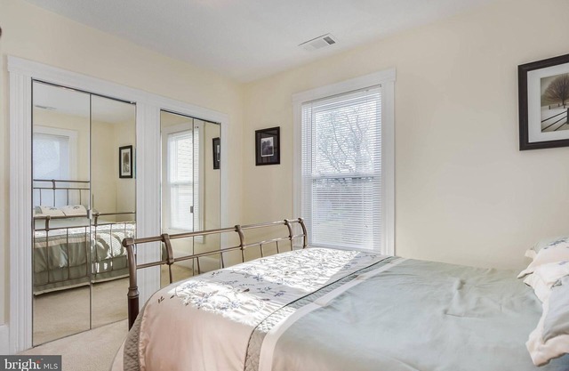 The Lodge on Main Street, a Victorian Apartment, walk to everything!