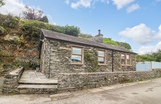THE LODGE, pet friendly, luxury holiday cottage in Newby Bridge