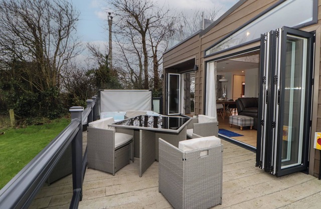THE LODGE @ RACECOURSE HOUSE, family friendly in Holywell