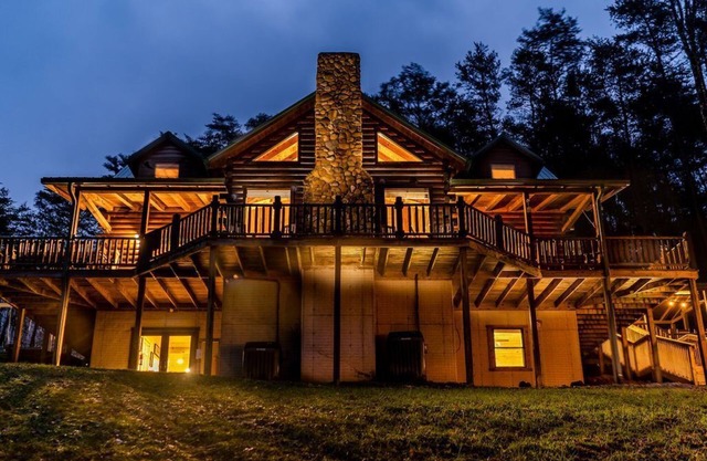The Lodge: Sleeps 23 - Hot Tub, Fire Pit, Game Room